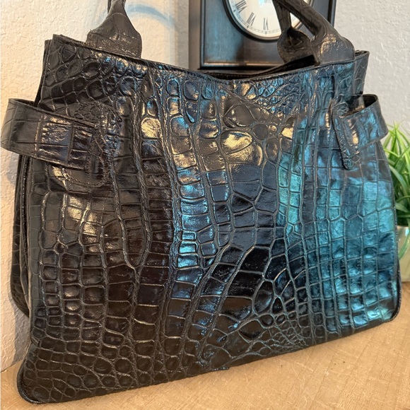 VEARI
	•	Style: Large black tote or shoulder bag - Picture 3 of 13